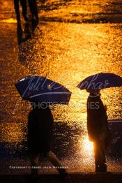 Image du Maroc Professionnelle de  Suite à une pluie diluvienne qui s’est abattu sur Casablanca, les piétons attendent tranquillement le passage des véhicules a fin d’éviter les éclaboussures des chauffards, sur le Boulevard Mohammed VI, le 23 Novembre 2007. (Photo / Abdeljalil Bounhar)

